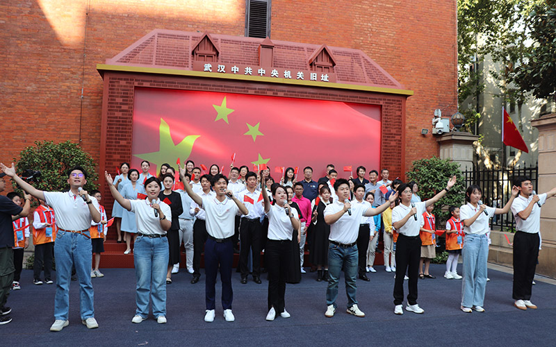 華中科技大學(xué)學(xué)子演繹原創(chuàng)獨(dú)幕音畫劇《蒙達(dá)尼之光》。武漢中共中央機(jī)關(guān)舊址紀(jì)念館供圖