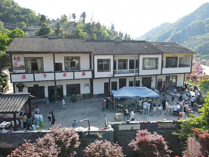 位于莊子上紅色旅游鄉(xiāng)村振興示范點(diǎn)的莊子農(nóng)家餐館,。威信縣融媒體中心供圖